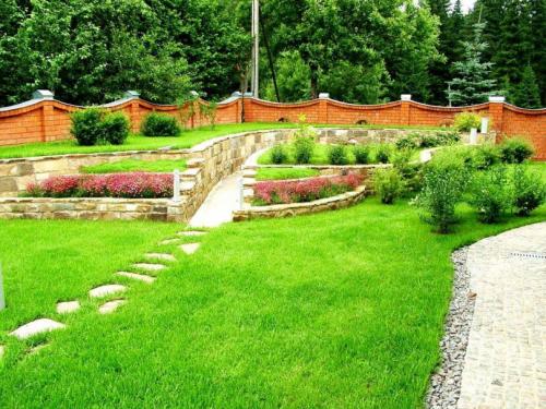 Озеленение двора частного дома своими. Как оформить дизайн двора частного дома: красивые идеи ландшафтного дизайна и советы по их применению (115 фото)