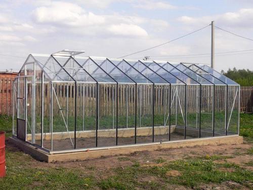 Теплица из профильной трубы 20х20. Каким материалом обшить парник из профильной трубы своими руками: фото и особенности возможных вариантов