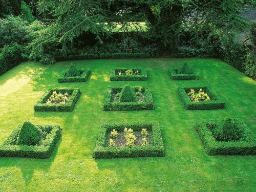 Как оформить небольшой участок земли цветами. Виды планировок цветника 10