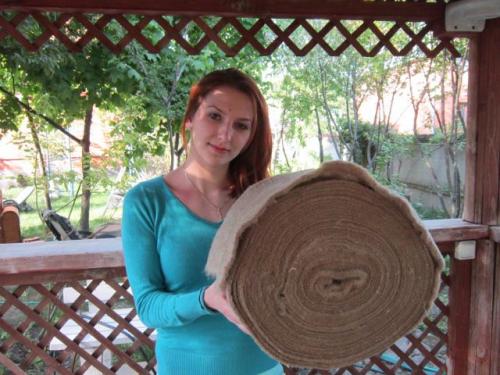 Укладка джута на профилированный брус. Джут