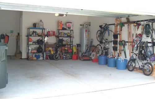 Гараж в частном доме. Плюсы и минусы встроенного помещения для автомобиля и фото гаража внутри дома 03 Гараж в частном доме. Плюсы и минусы встроенного помещения для автомобиля и фото гаража внутри дома 03