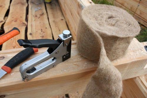 Укладка джута на профилированный брус. Джут