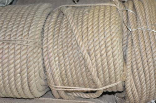 Укладка джута на профилированный брус. Джут