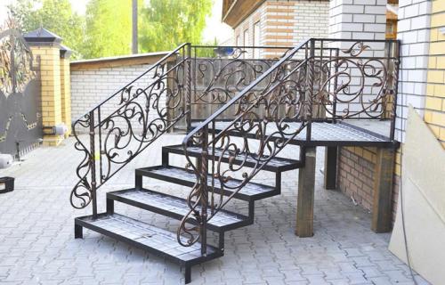 Сделать крыльцо из металла своими руками. Как сделать лестницу на крыльцо своими руками?