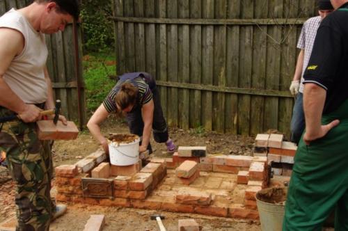 Барбекю на даче из кирпича. Барбекю из кирпича: как сделать простой комплекс своими руками. Проекты, чертежи и порядок выполнения работ