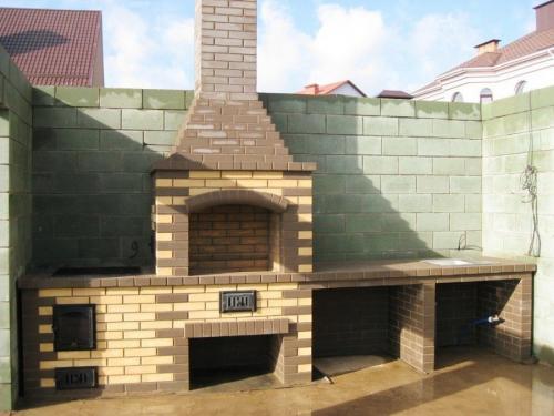 Барбекю на даче из кирпича. Барбекю из кирпича: как сделать простой комплекс своими руками. Проекты, чертежи и порядок выполнения работ