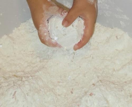 Как сделать из пенопласта домик снежный. 7 способов сделать искусственный снег в домашних условиях