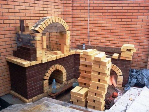 Барбекю на даче из кирпича. Барбекю из кирпича: как сделать простой комплекс своими руками. Проекты, чертежи и порядок выполнения работ