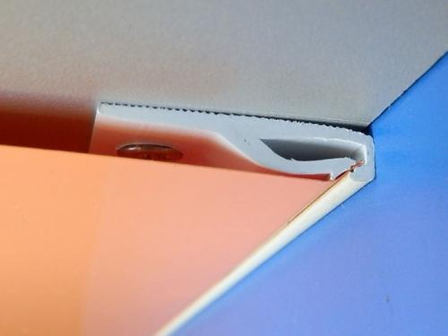 Сколько см съедает натяжной потолок. Особенности монтажа одноуровневого потолка