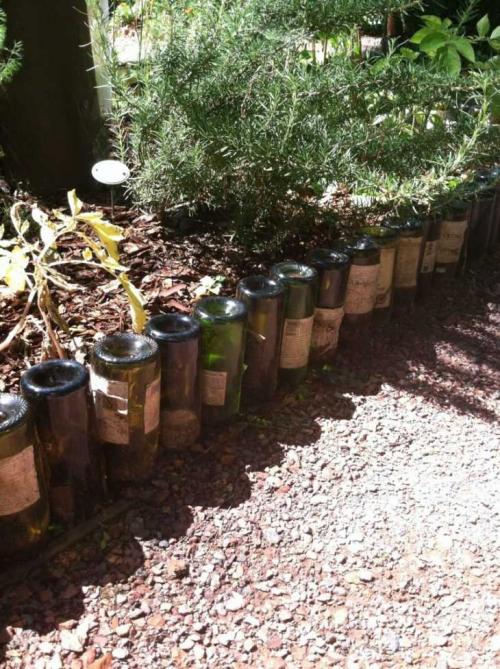 Цветы из пластиковых бутылок для клумбы. Клумба из бутылок – пошаговая инструкция, как сделать из пластиковых бутылок простую и эффектную клумбу (115 фото)