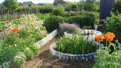 Цветы из пластиковых бутылок для клумбы. Клумба из бутылок – пошаговая инструкция, как сделать из пластиковых бутылок простую и эффектную клумбу (115 фото)