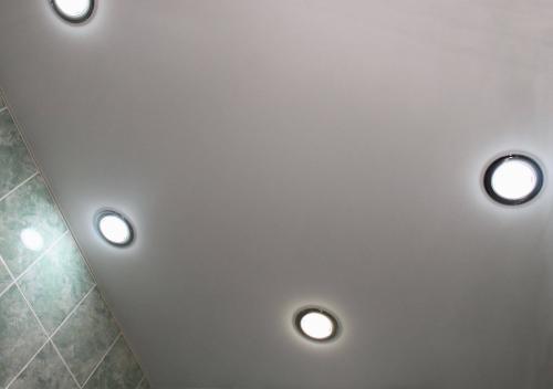 При какой высоте потолка можно делать натяжные потолки. На сколько сантиметров можно пустить натяжной потолок в высоком помещении?