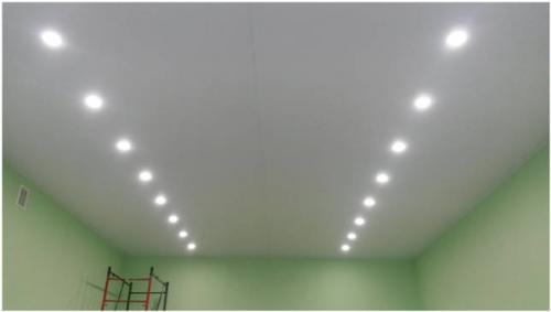 Сколько отступать при монтаже натяжного потолка. Особенности монтажа одноуровневого потолка 18