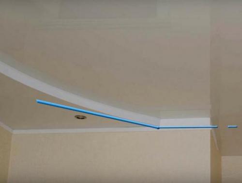 Натяжной потолок с отступом от стены. Как поставить натяжное полотно на потолки с перепадом уровня
