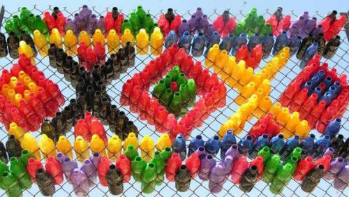 Цветы из пластиковых бутылок для улицы. Цветы из пластиковых бутылок — подборка оригинальных идей поделок. Пошаговая инструкция, как сделать цветы своими руками + фото-обзоры