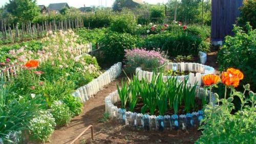 Цветы из пластиковых бутылок для улицы. Цветы из пластиковых бутылок — подборка оригинальных идей поделок. Пошаговая инструкция, как сделать цветы своими руками + фото-обзоры