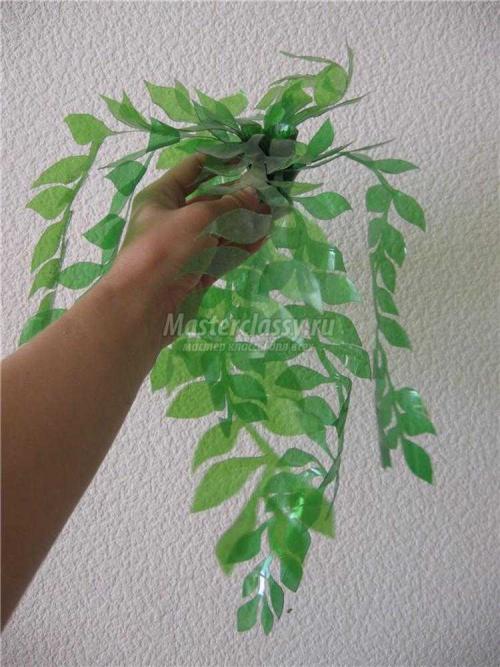 Цветы из разноцветных пластиковых бутылок своими руками. Мастер-класс по изготовлению простого цветка 04 Цветы из разноцветных пластиковых бутылок своими руками. Мастер-класс по изготовлению простого цветка 04