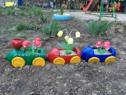 Цветы из пластиковых бутылок для улицы. Цветы из пластиковых бутылок — подборка оригинальных идей поделок. Пошаговая инструкция, как сделать цветы своими руками + фото-обзоры