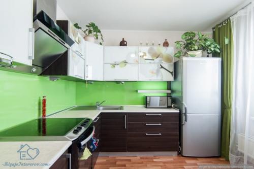 Как сочетать бело-зеленый цвет с другими цветами в интерьере кухни. Третий цвет для бело-зеленой кухни