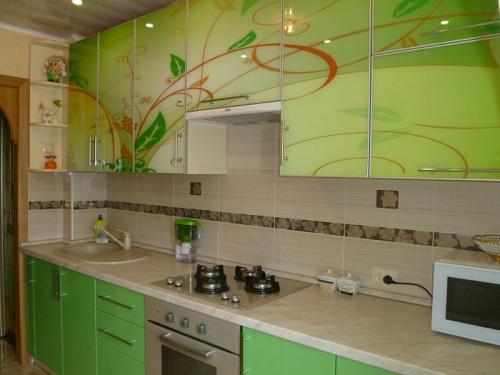 Какие материалы можно использовать для отделки стен в бело-зеленой кухне. Где рекомендовано использовать цвет