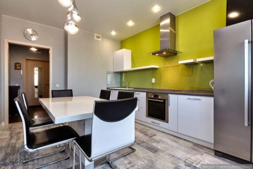 Как сочетать бело-зеленый цвет с другими цветами в интерьере кухни. Третий цвет для бело-зеленой кухни