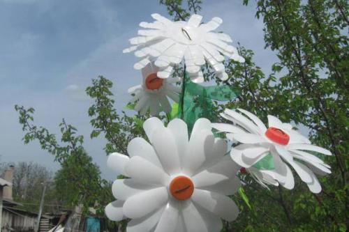 Цветы из пластиковых бутылок для дизайна сада. Ромашка