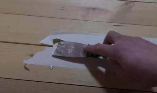 Как заделать щели в деревянном полу: эффективные методы 03