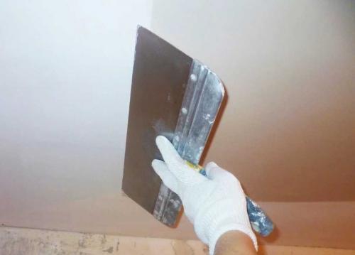 Как шпаклевать неровный потолок. Технология шпаклевки потолков