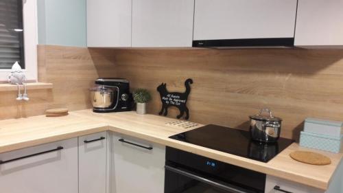 Можно ли клеить фартук на плитку. Самоклеющаяся плитка на кухне