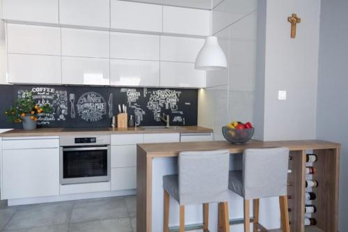 Можно ли клеить фартук на плитку. Самоклеющаяся плитка на кухне