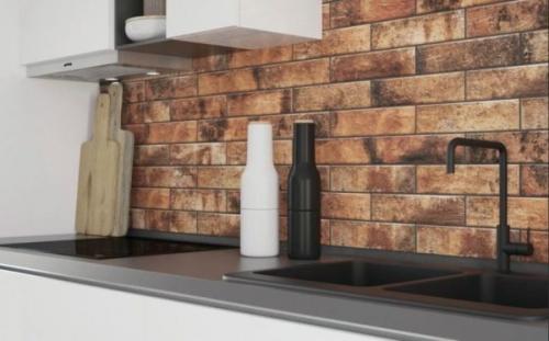 Плитка на кухню фартук кирпичиками. Материалы для фартука под кирпич на кухне