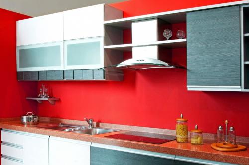 Как покрасить кухонный фартук из пластика. Чем дешево заменить фартук на кухне вместо плитки? | ТОП-8 материалов