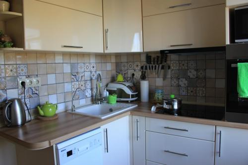 Сочетание цветов кухни и фартука. Как выбрать фартук для кухни: практические советы, фото примеры