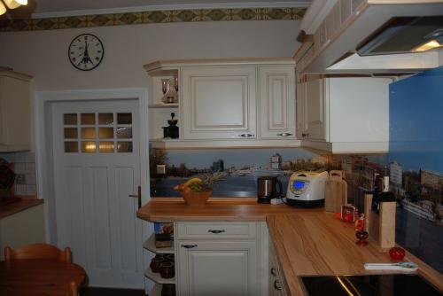 Столешница и фартук для белой кухни. Фартук