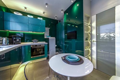 Бело изумрудная кухня. Кухня изумрудного цвета