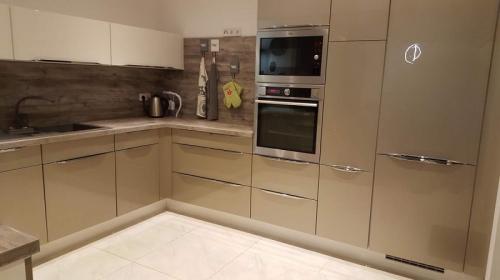 Бежевый фартук на белой кухне. Почему бежевый цвет так популярен в интерьере кухни