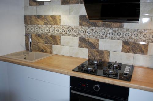 Фартук для белой кухни с деревянной столешницей. 32 идеи для белой кухни с деревянной столешницей