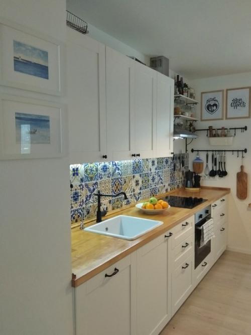 Фартук для белой кухни с деревянной столешницей. 32 идеи для белой кухни с деревянной столешницей