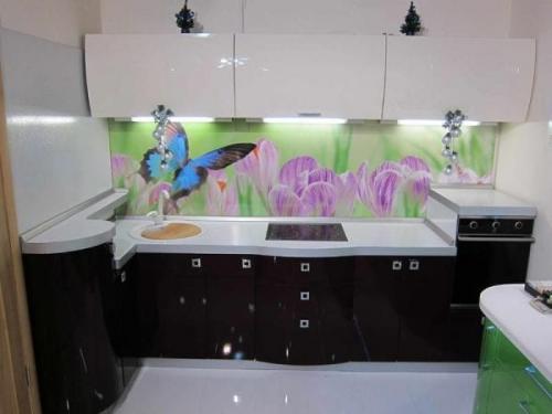 Фартук для белой глянцевой кухни. Материалы фартука для кухни