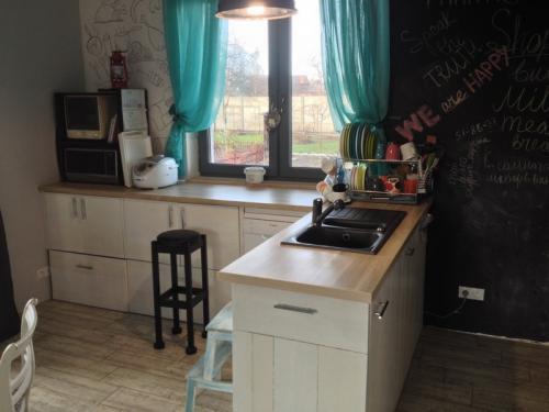 Фартук для белой кухни с деревянной столешницей. 32 идеи для белой кухни с деревянной столешницей