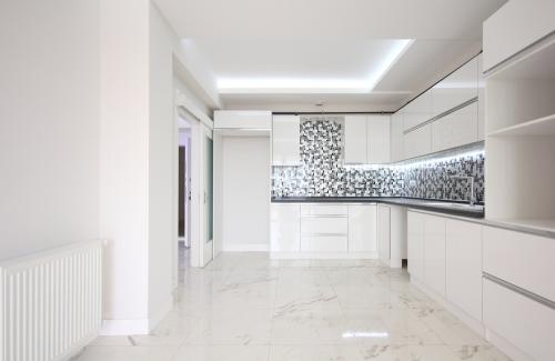 Какую плитку выбрать под белую кухню. Дизайн кухни в белом цвете: лучшие фото примеры