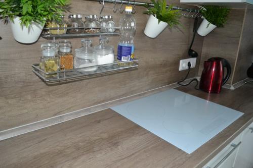 Фартук для белой кухни с деревянной столешницей. 32 идеи для белой кухни с деревянной столешницей