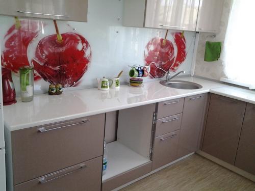 Бежевый фартук на белой кухне. Почему бежевый цвет так популярен в интерьере кухни