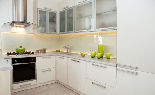 Какую плитку выбрать под белую кухню. Дизайн кухни в белом цвете: лучшие фото примеры