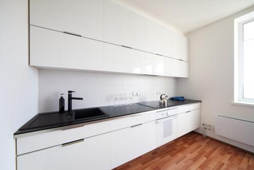 Какую плитку выбрать под белую кухню. Дизайн кухни в белом цвете: лучшие фото примеры