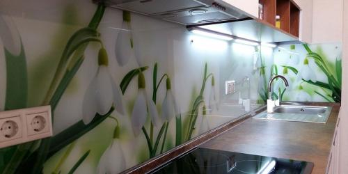 Фартук для кухни на что крепить. Способы самостоятельной установки кухонного фартука