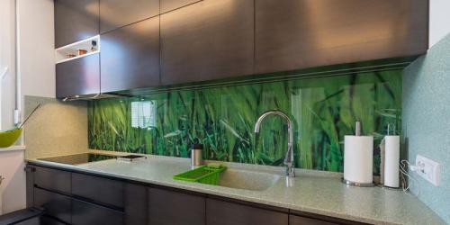 Фартук для кухни на что крепить. Способы самостоятельной установки кухонного фартука