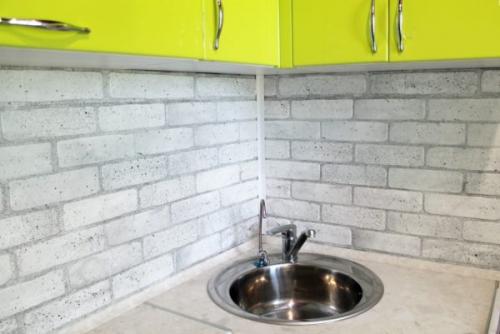 Плитка на кухню фартук кирпичиками. Материалы для фартука под кирпич на кухне