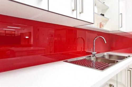 Фартук на кухню из стекла. Преимущества стеклянных фартуков