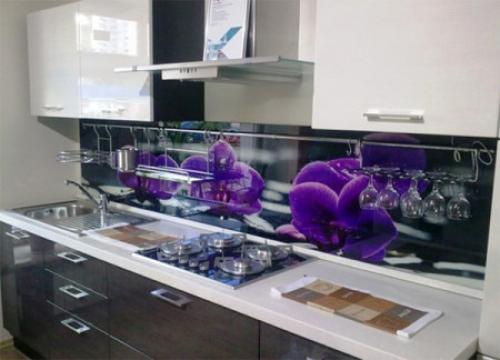 А если вообще без кухонного фартука. Фартук в зоне работы